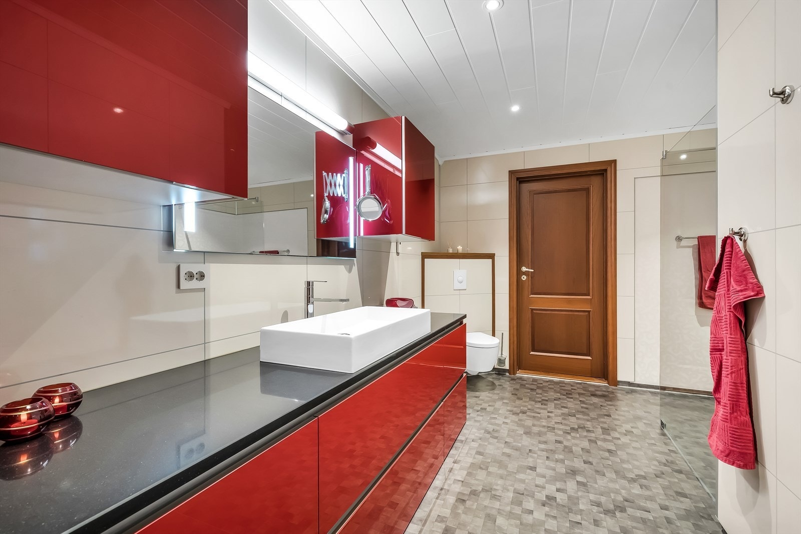 Fra badet er det direkte adkomst til klesrom og videre adkomst til vaskerom. Galleribilde