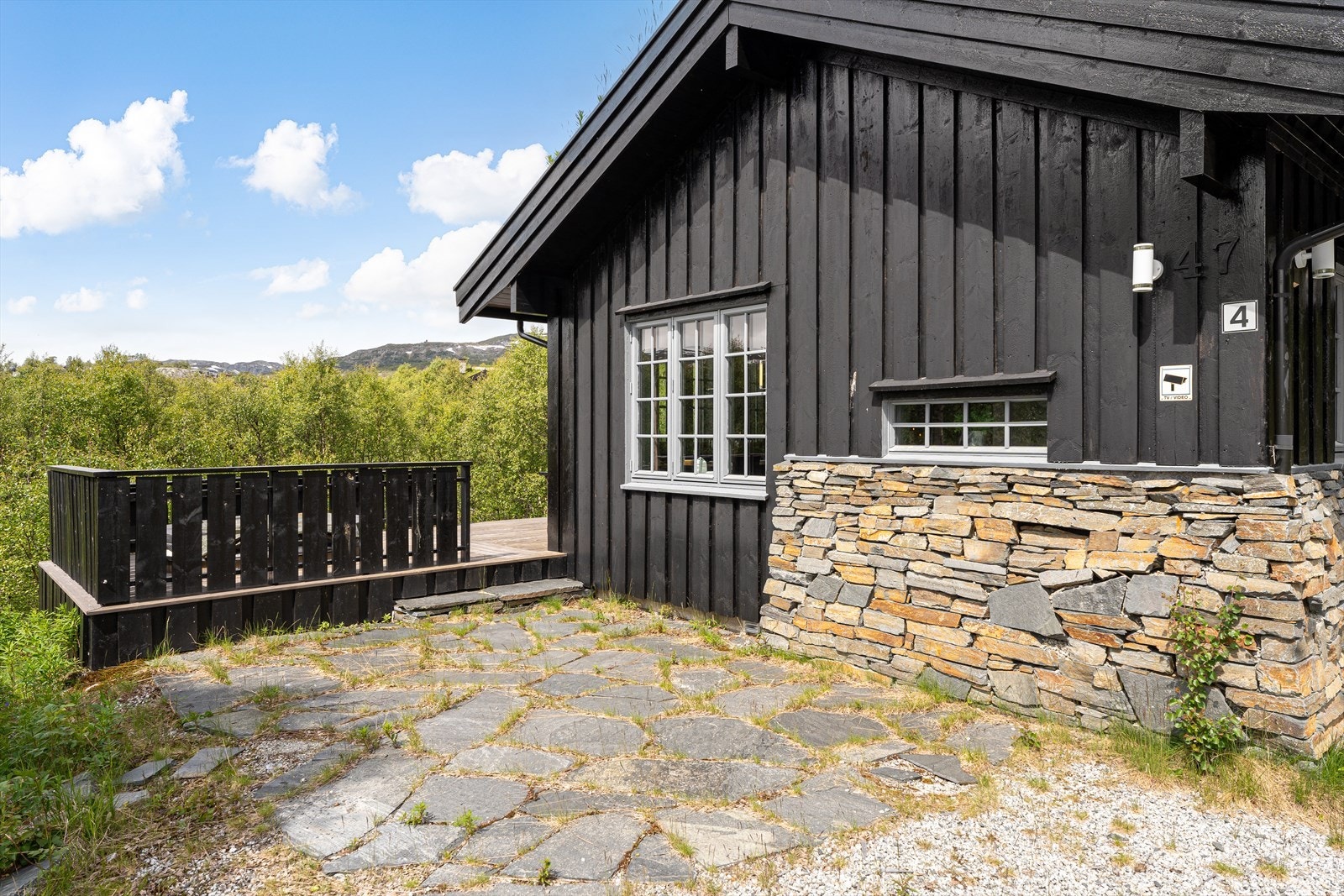 Tomten er hovedsakelig opparbeidet med terrasse, skifer, samt gruset innkjørsel. Galleribilde