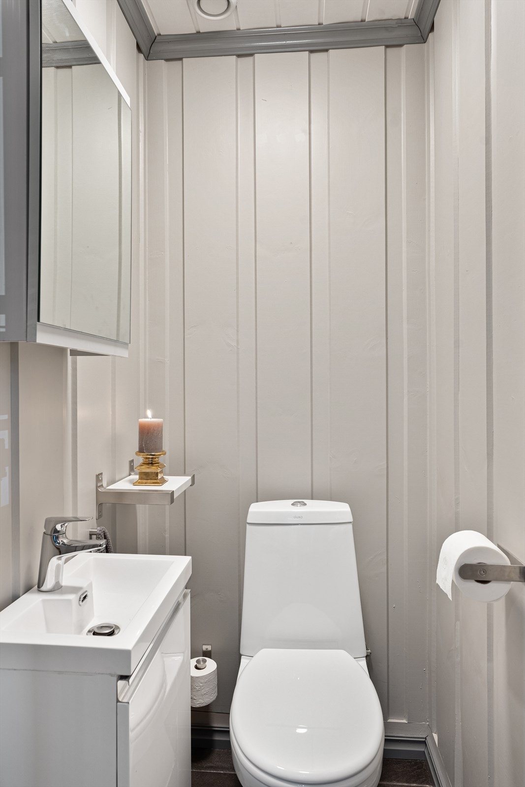 Separat gjestetoalett i yttergang. Galleribilde