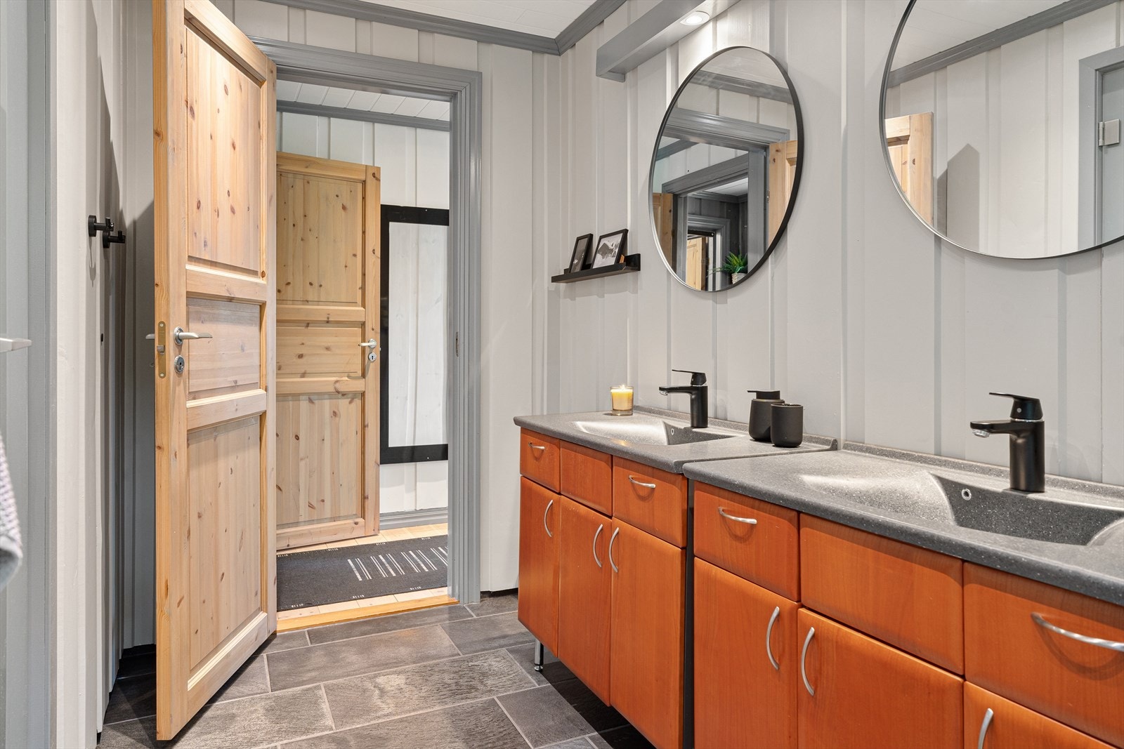 Bad med dobbel vask. Galleribilde