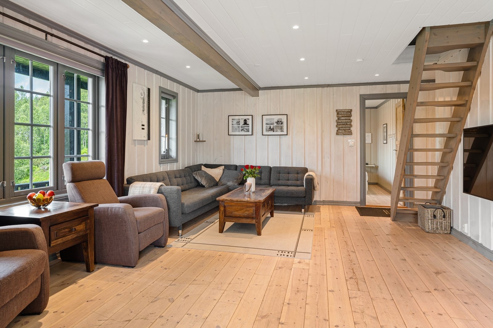 Stuen har god plass og trapp opp til hems. Galleribilde