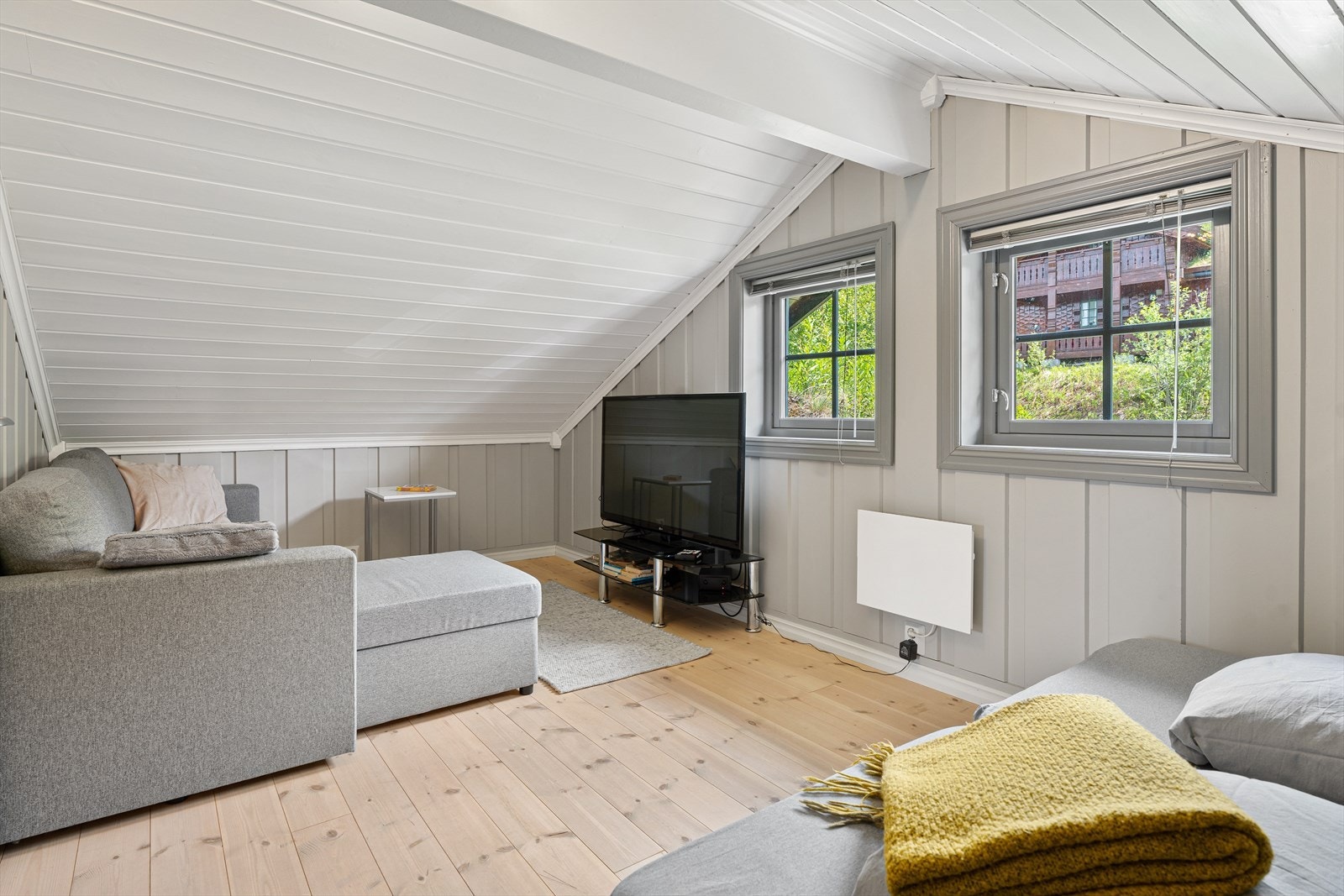 Rom innredet som loftstue/soverom. Galleribilde