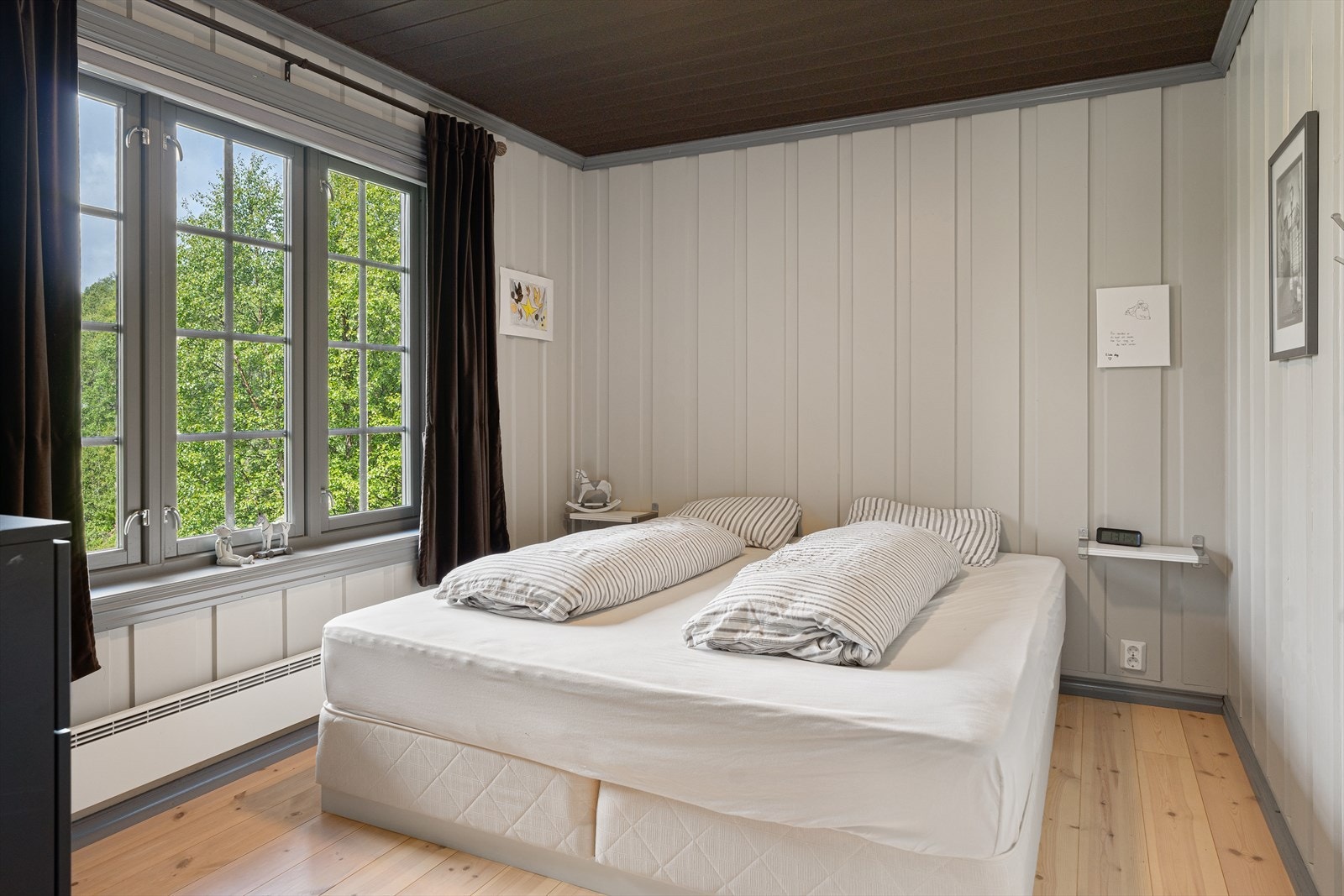 Hovedsoverom med god plass til dobbeltseng Galleribilde