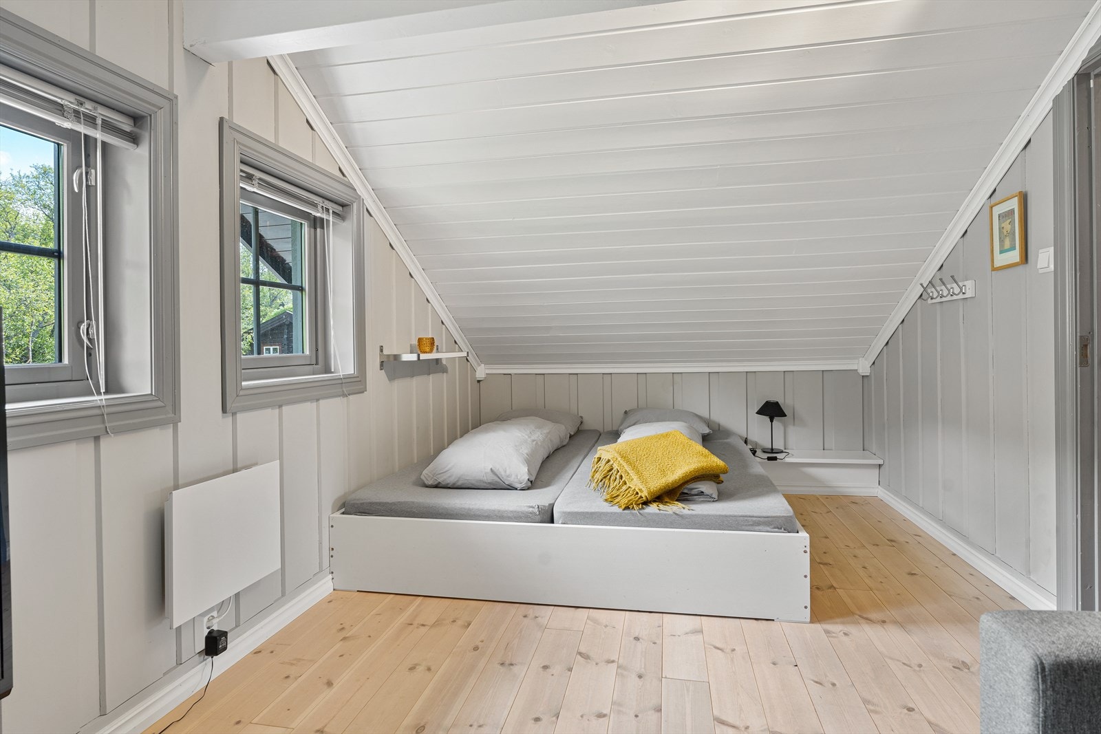 Rom innredet som loftstue/soverom. Galleribilde