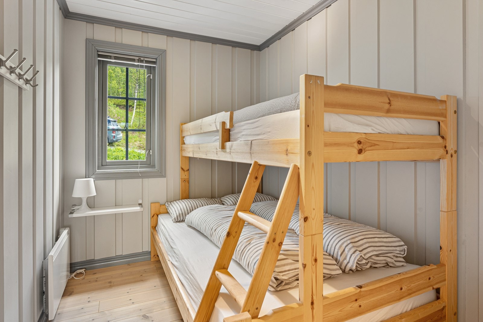 Soverom nr. 2 innredet med familiekøye. Galleribilde