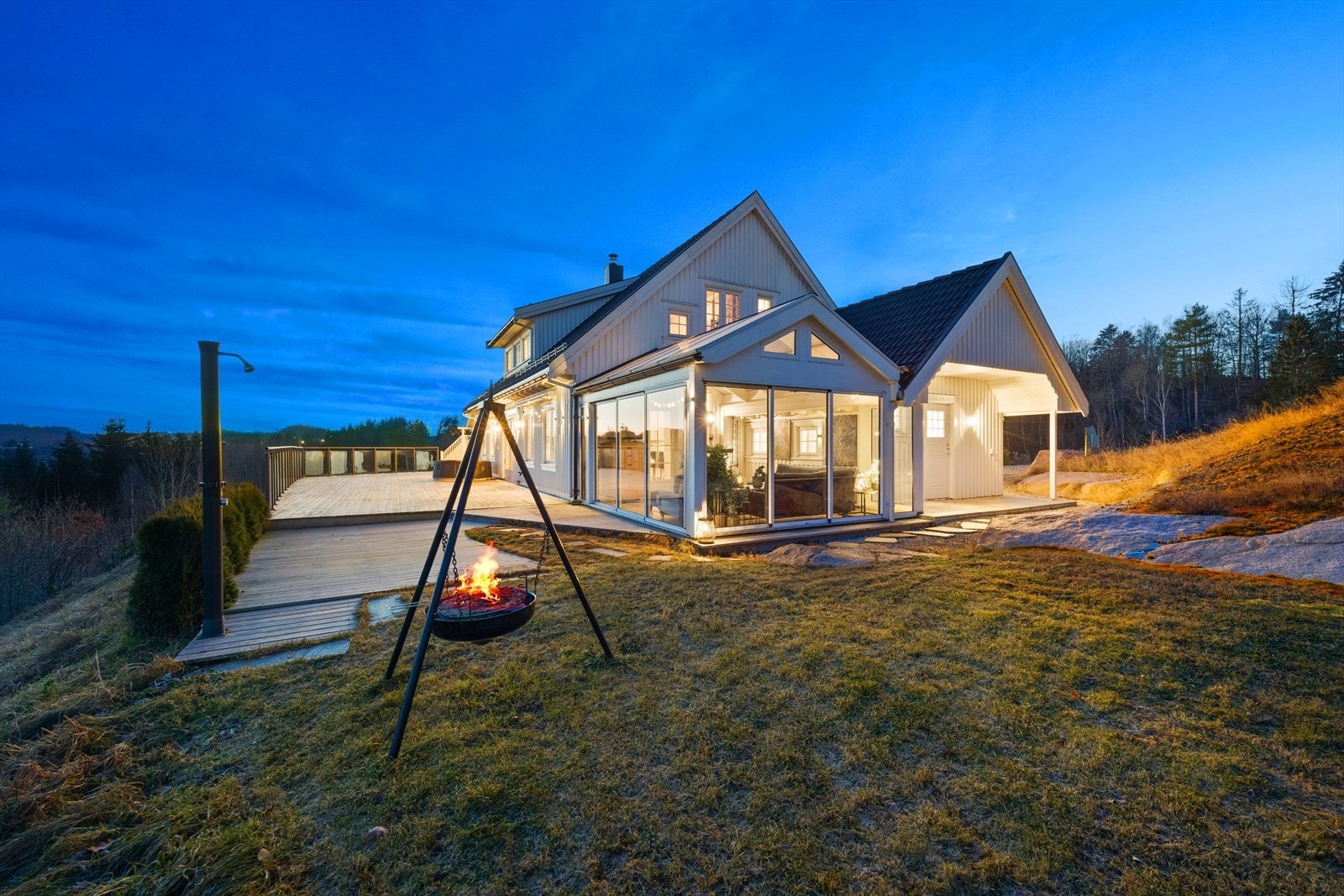 Stemningsbilde med vinterhage og terrasse på 165 kvm. Galleribilde