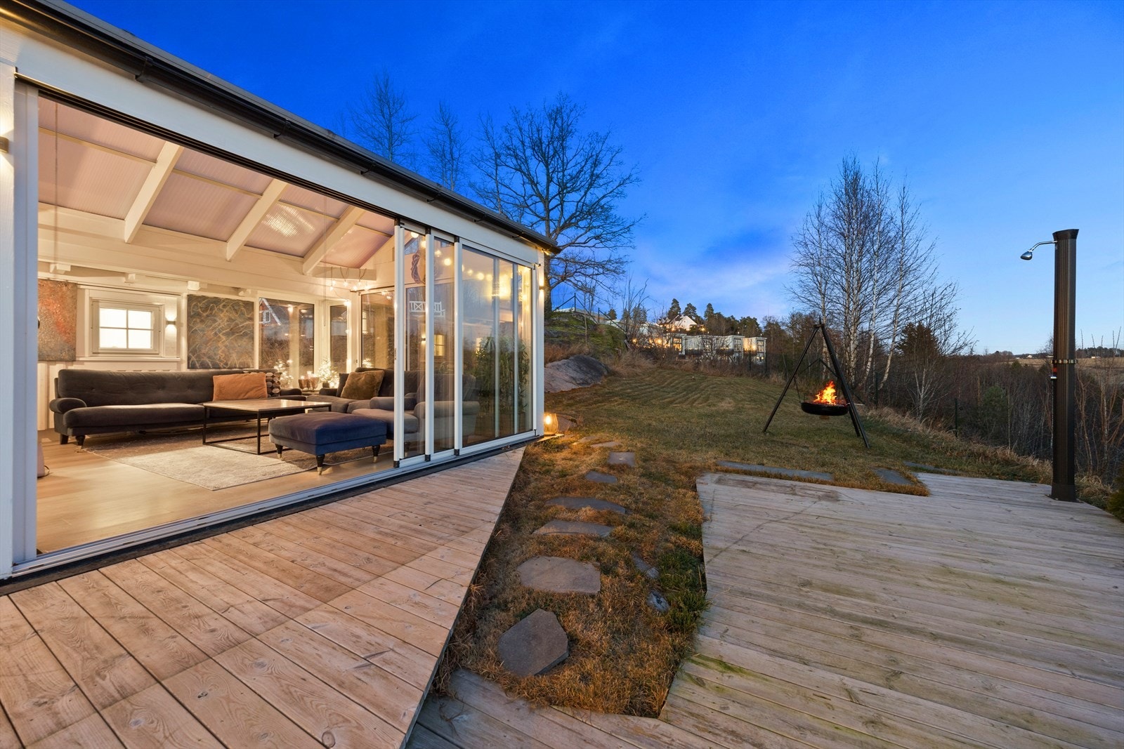 Store skyvedører i vinterhagen som binder denne sammen med den store solrike terrassen. Galleribilde