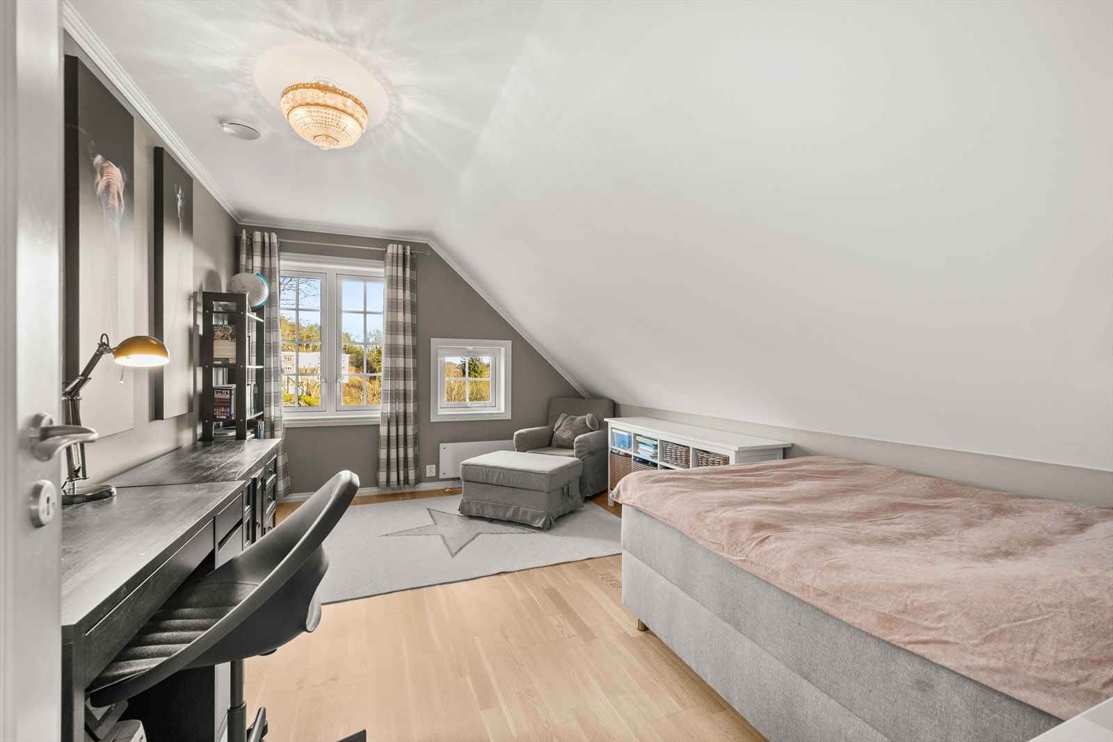 Ett av husets fem soverom. Galleribilde