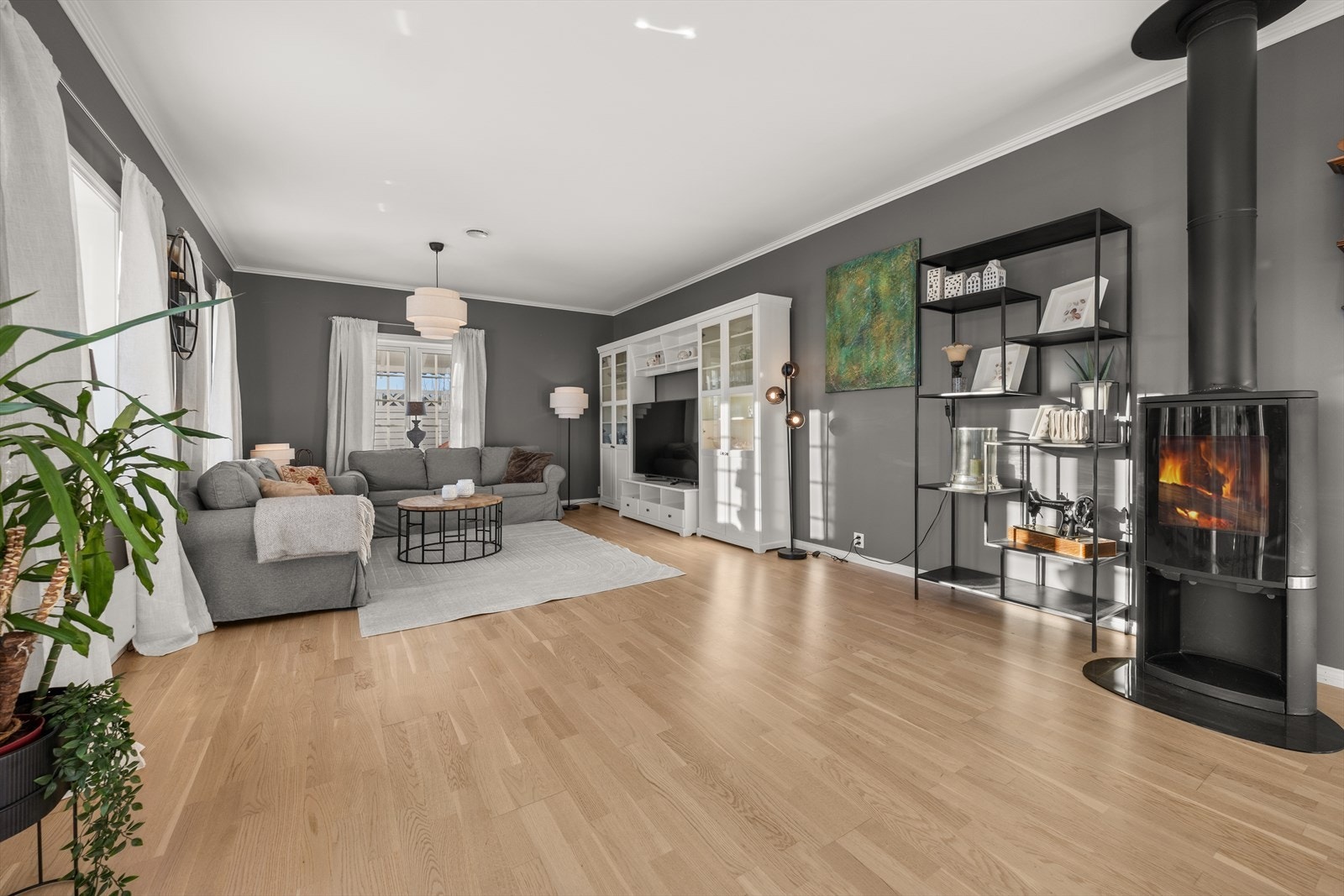 Stor stue med peis. Galleribilde