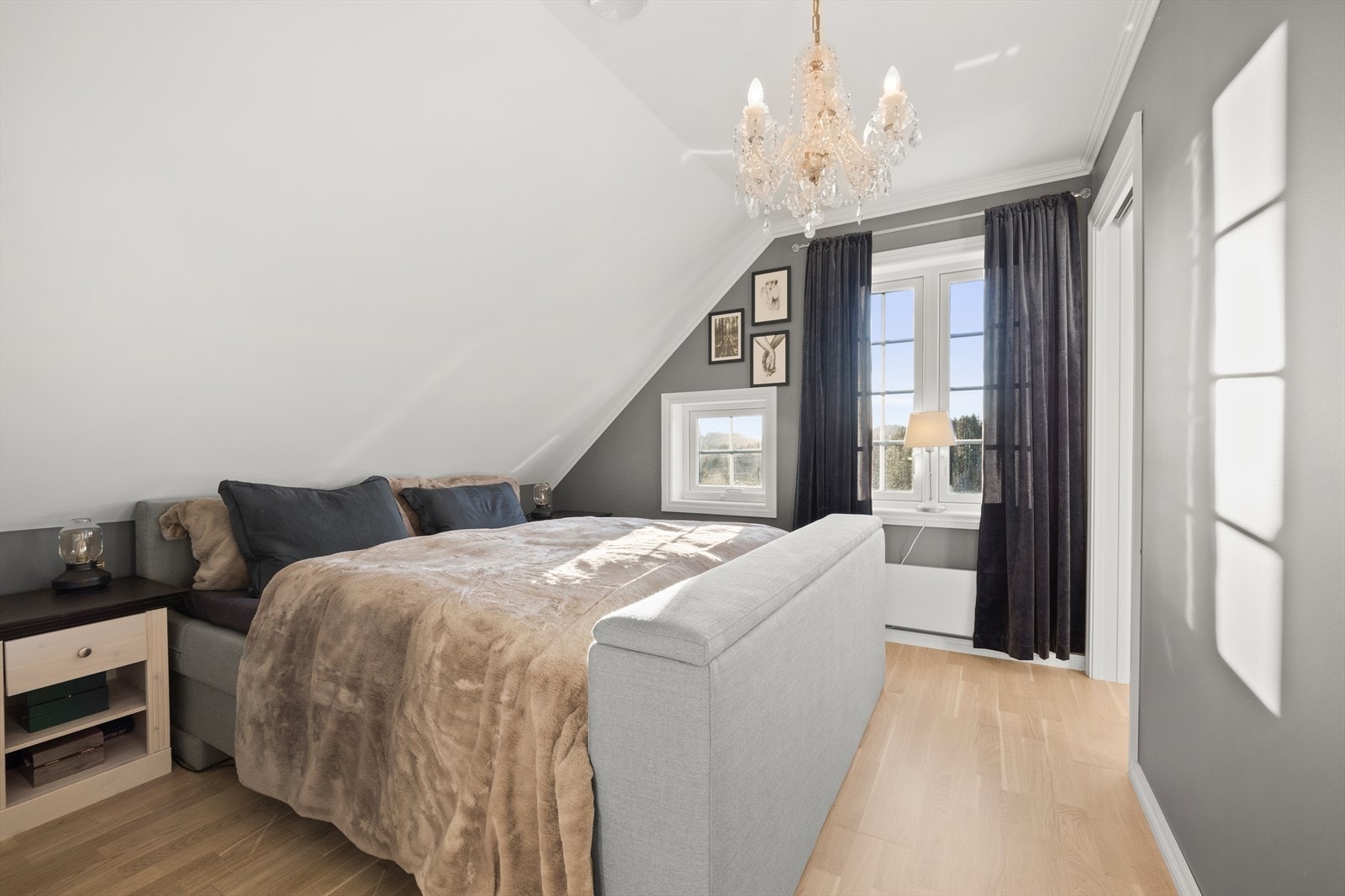 Hovedsoverommet ligger i andre etasje og har tilhørende walk-in garderobe. Galleribilde