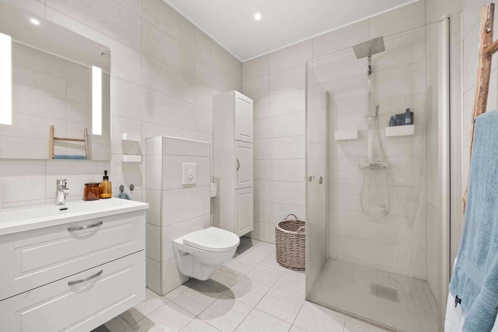 Flott bad i husets hovedetasje. Galleribilde