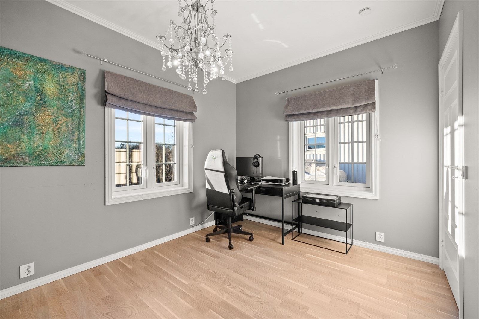 Alle rommene er malt i behagelige fargetoner som skaper en lun atmosfære. Galleribilde