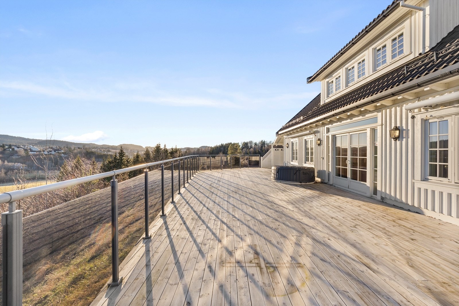 Glassrekkverk rundt terrassen. Galleribilde