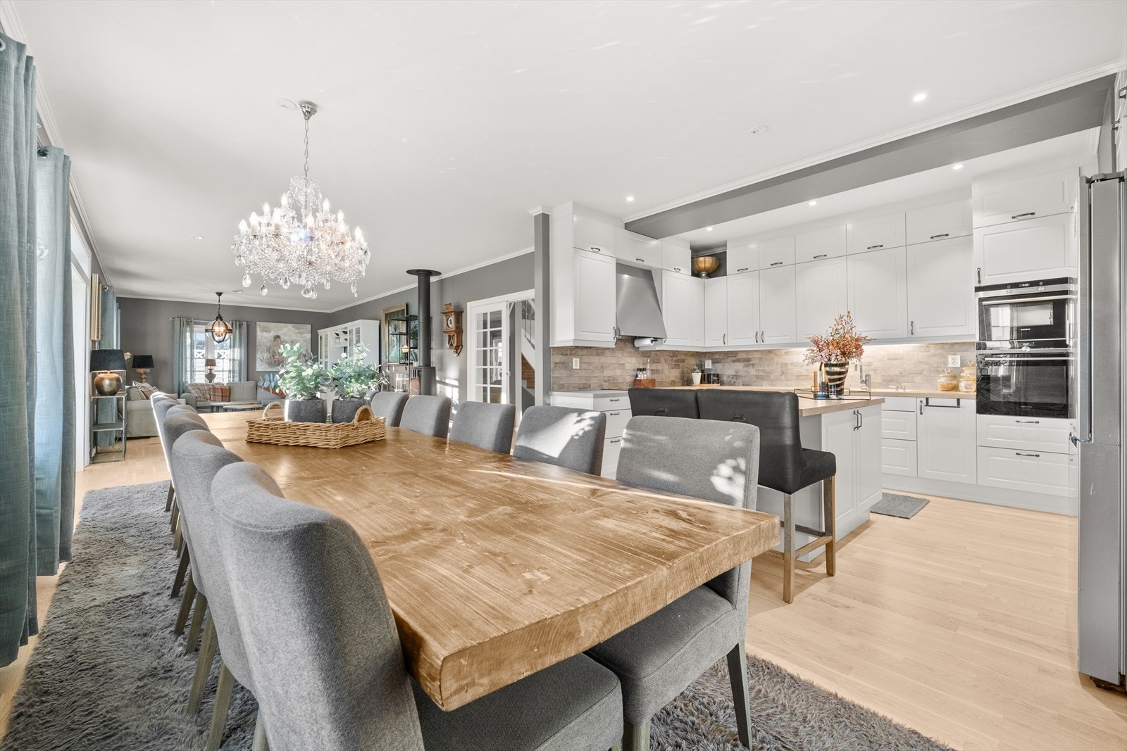 Fra spisestuen er det kort vei til kjøkkenet. Galleribilde