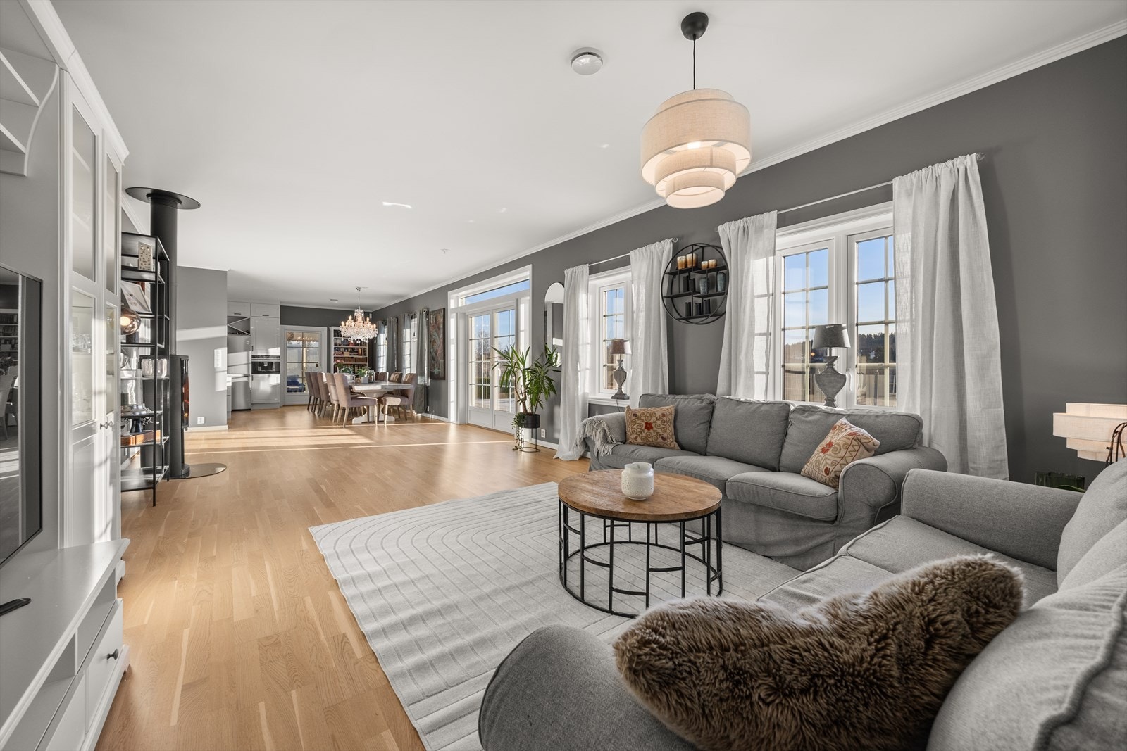 Fra stuen er det utgang til stor solrik terrasse! Galleribilde