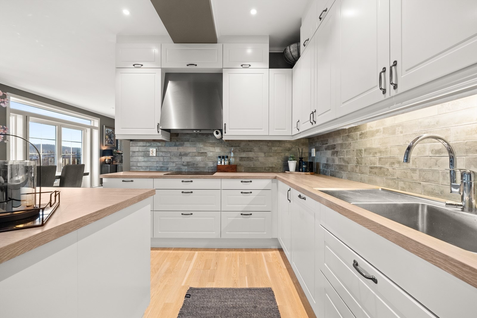 Kjøkkenet er velutstyrt og med mye skuffer og skap. Galleribilde