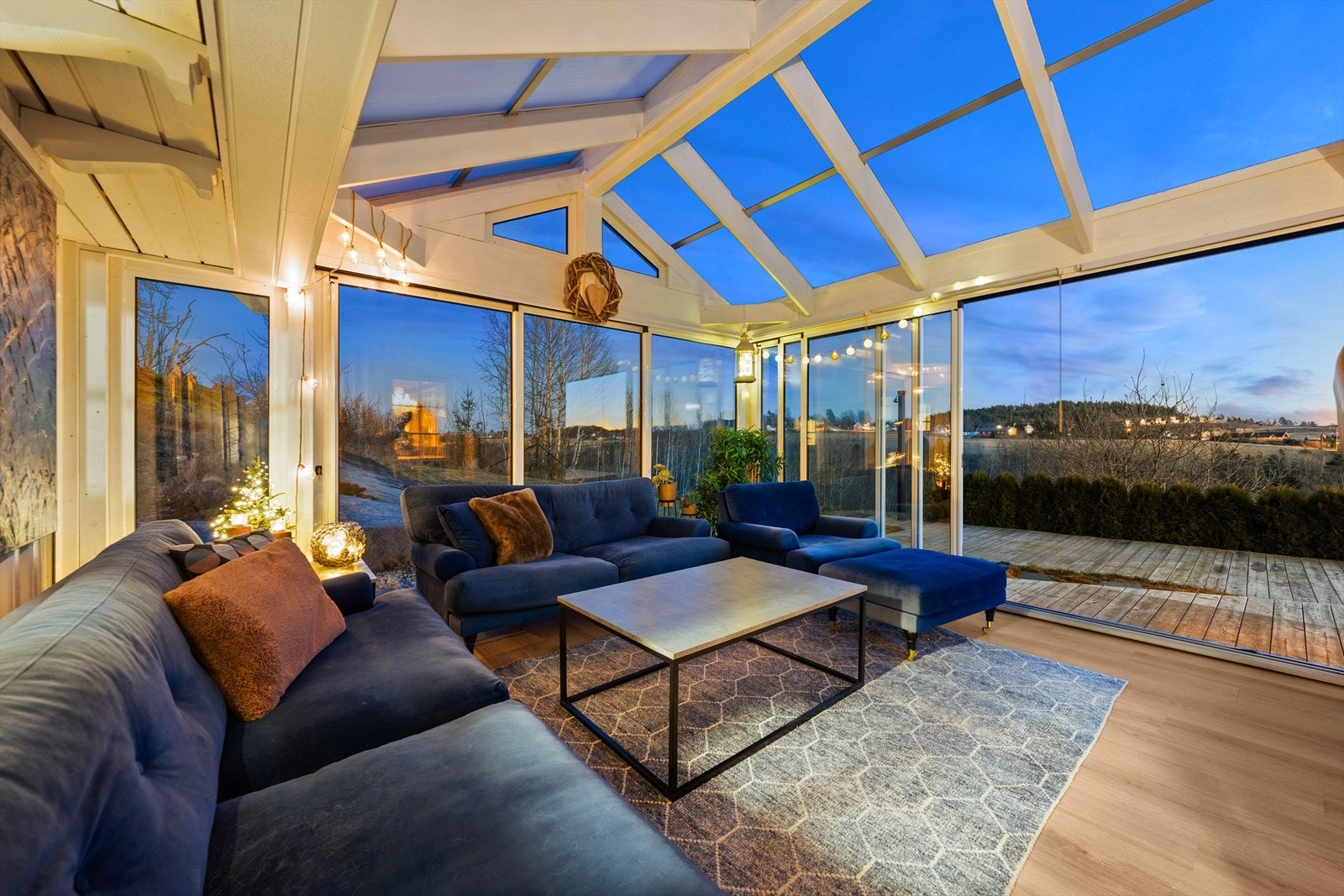 Romslig vinterhage med utgang til den store terrassen. Et flott sted å sitte utover kvelden å bare nyte livet! Galleribilde
