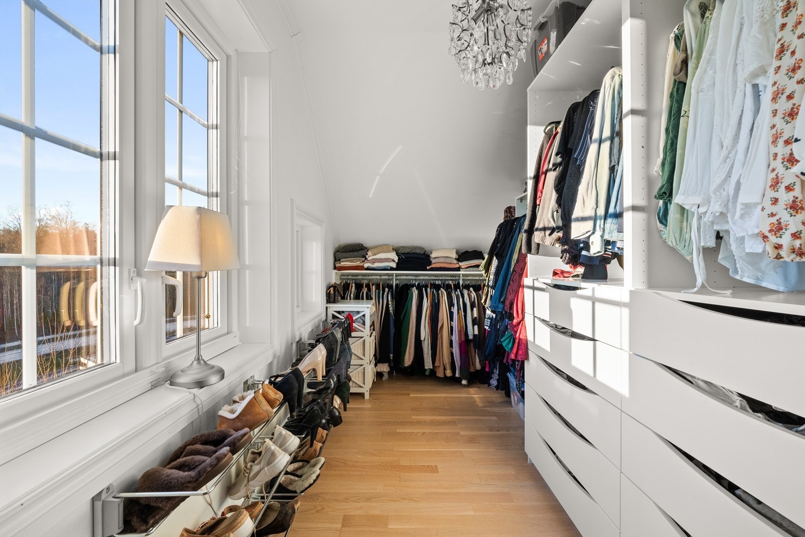 Walk-in closet i tilknytning til hovedsoverom. Galleribilde