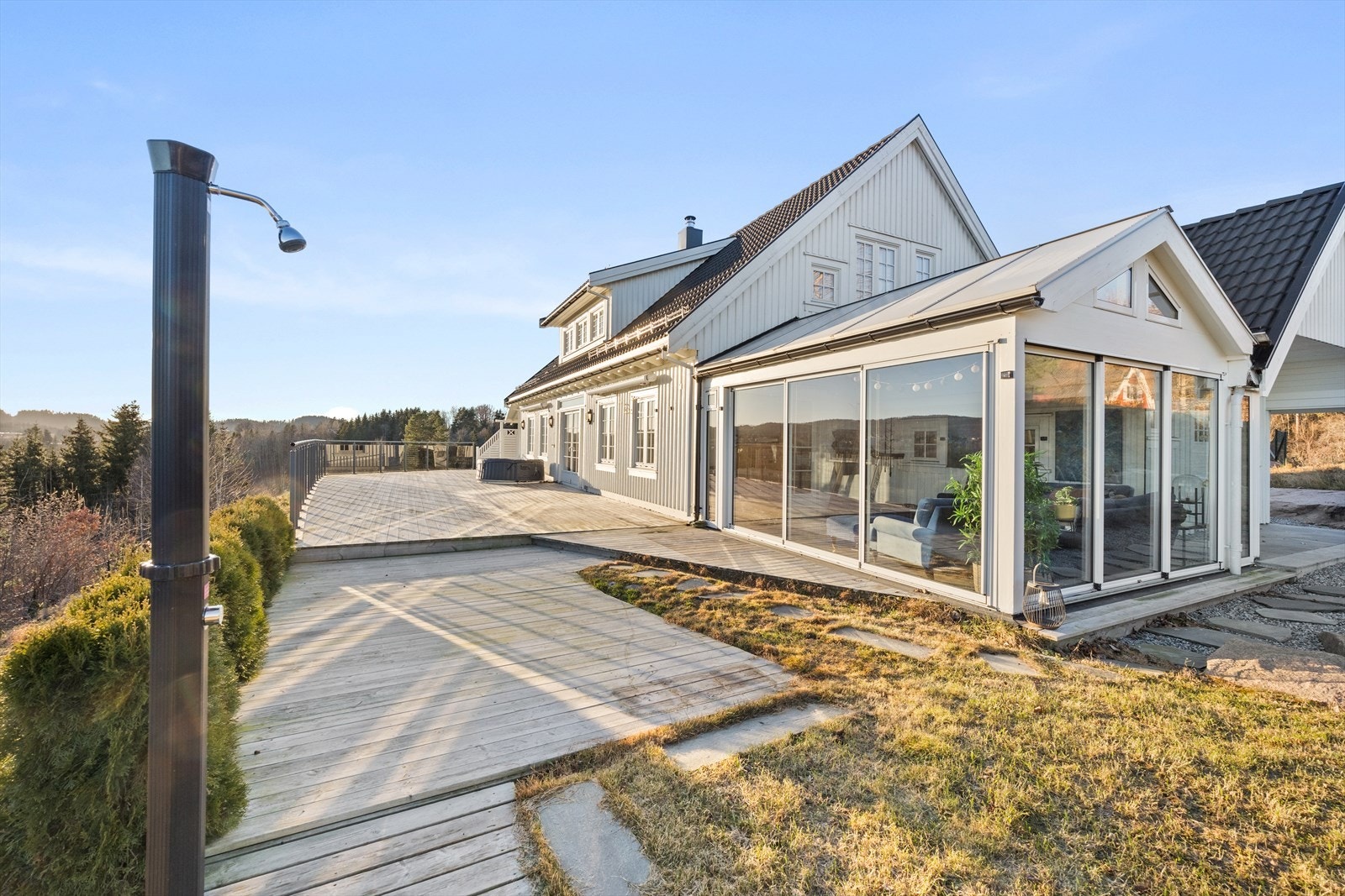 Romslig vinterhage som kan benyttes året rundt. Beliggenheten må oppleves! Galleribilde