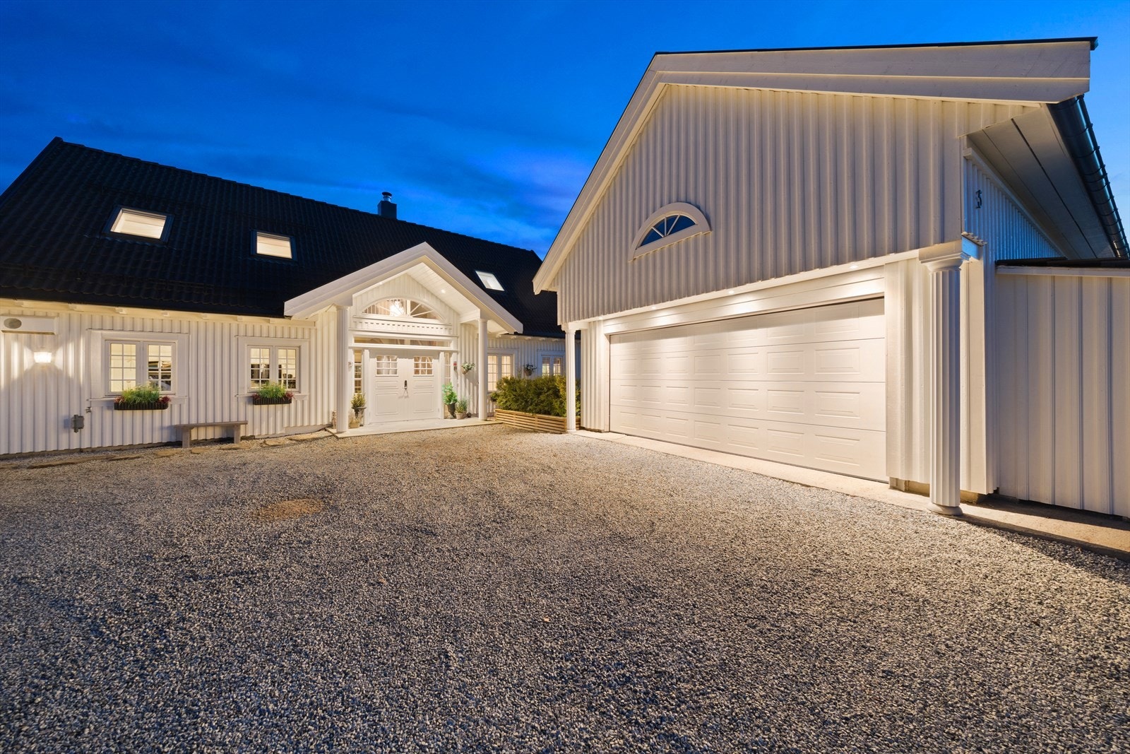 Garasjen har god plass for to biler og mye lagringsplass. Galleribilde