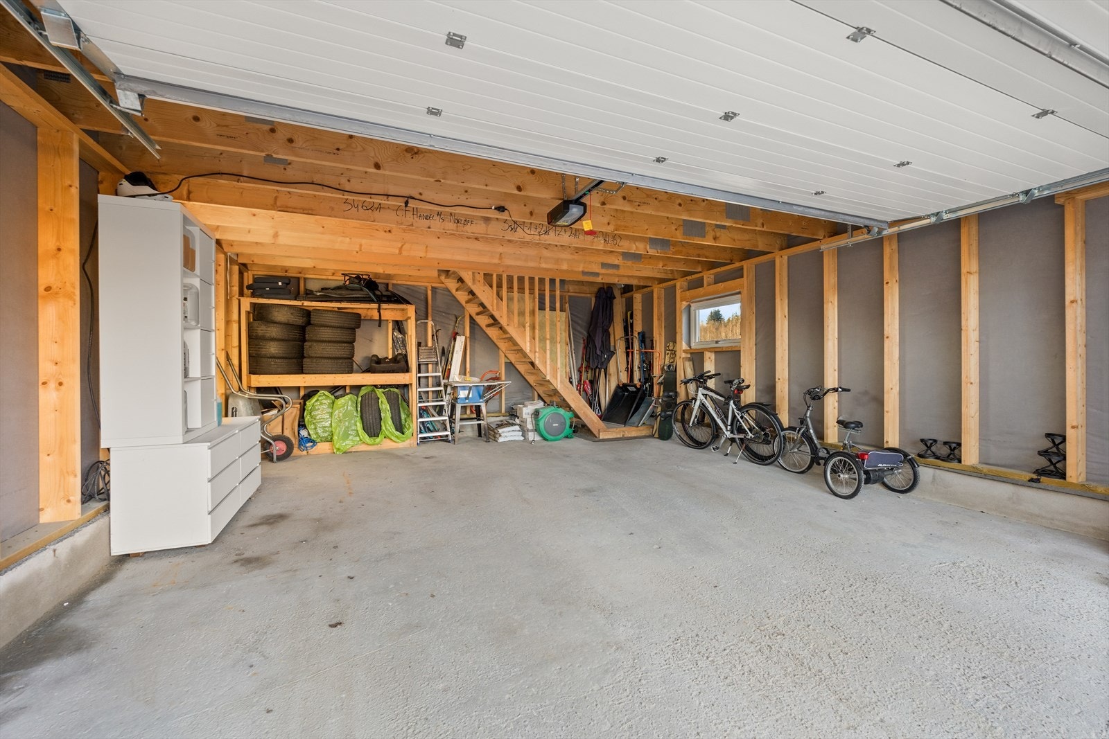 Stor dobbelt garasje med masse plass! Galleribilde