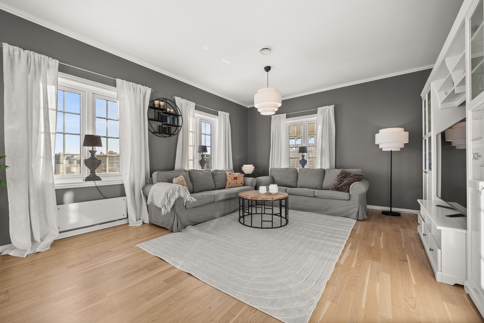 Stuen har store vinduer som gir godt med lys. Galleribilde