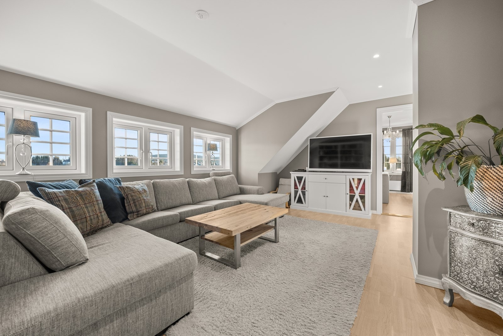 Stor loftstue med mange møblerings muligheter. Godt med naturlig lys. Galleribilde