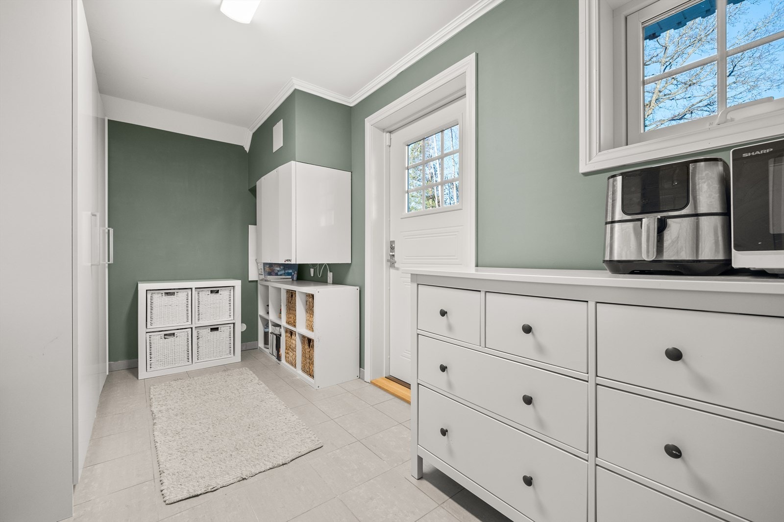 Her er det gode arbeidsflater, rikelig med oppbevaringsplass og egen inngang. Galleribilde