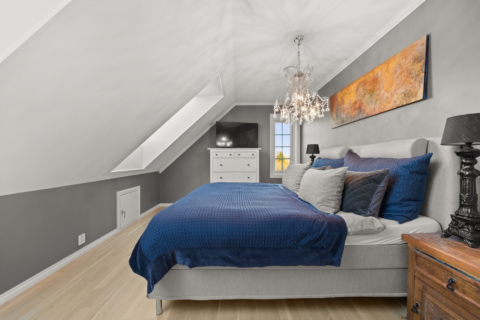 Boligen har totalt fem soverom, fordelt mellom første og andre etasje. Galleribilde