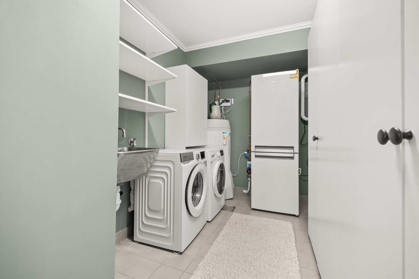 Vaskerommet ligger smart plassert ved kjøkkenet og har direkte adkomst til egen bod med egen inngang. Galleribilde