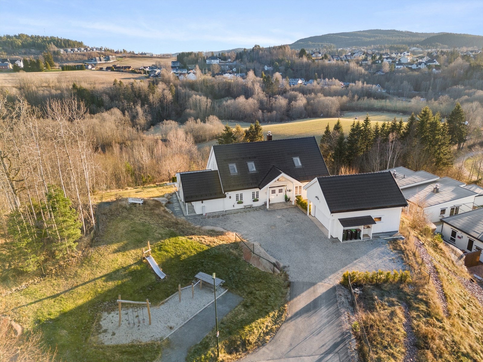 Eiendommen ligger flott til med særdeles gode sol og utsiktsforhold. Galleribilde