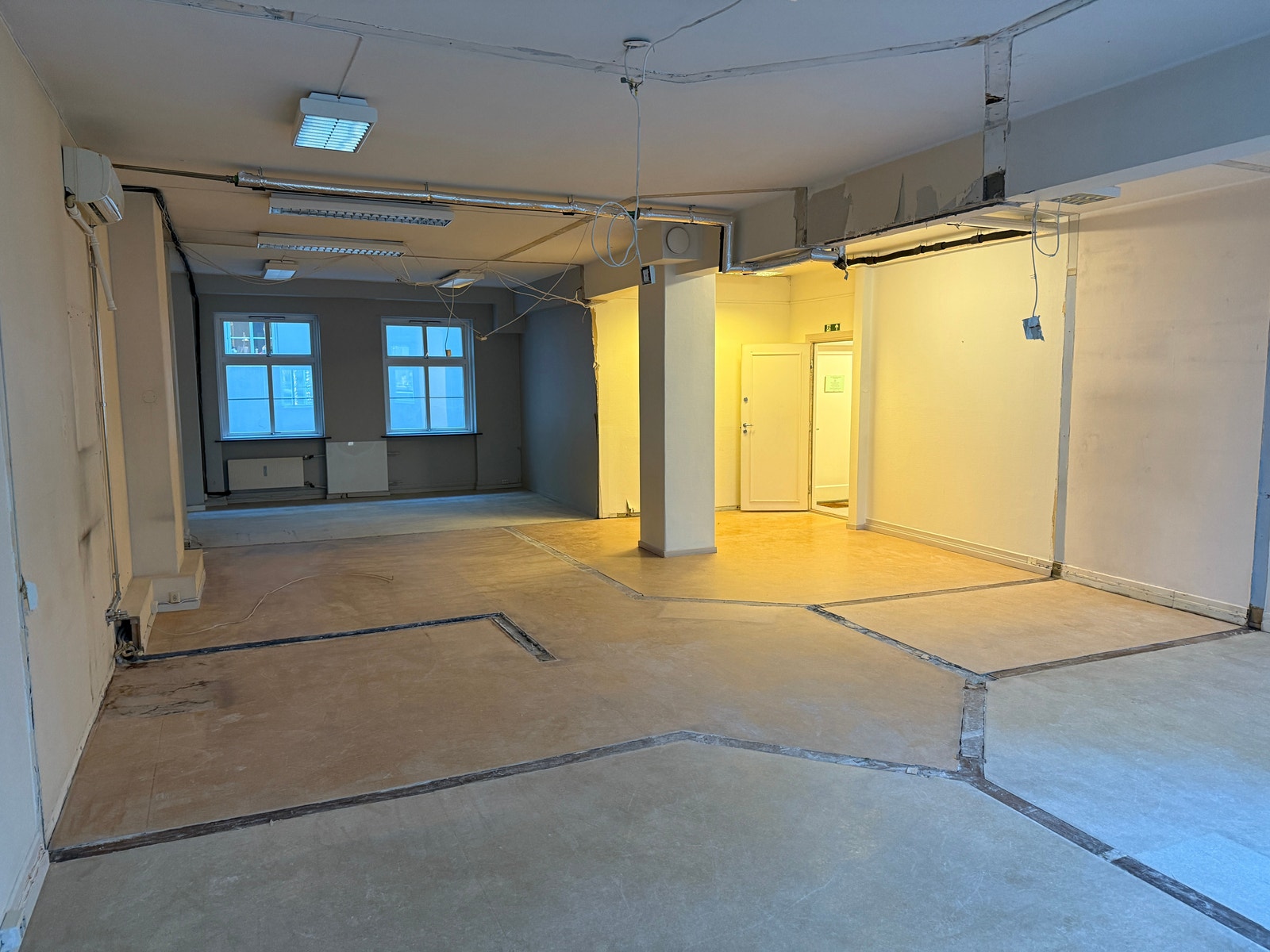 Lysinnslipp gjennom hele lokalet. Galleribilde