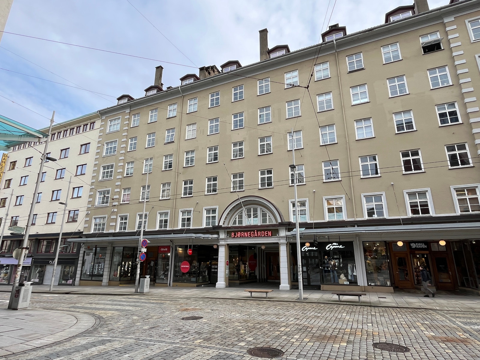 Inngangen til lokalene finner du i Bjørnegården Galleribilde