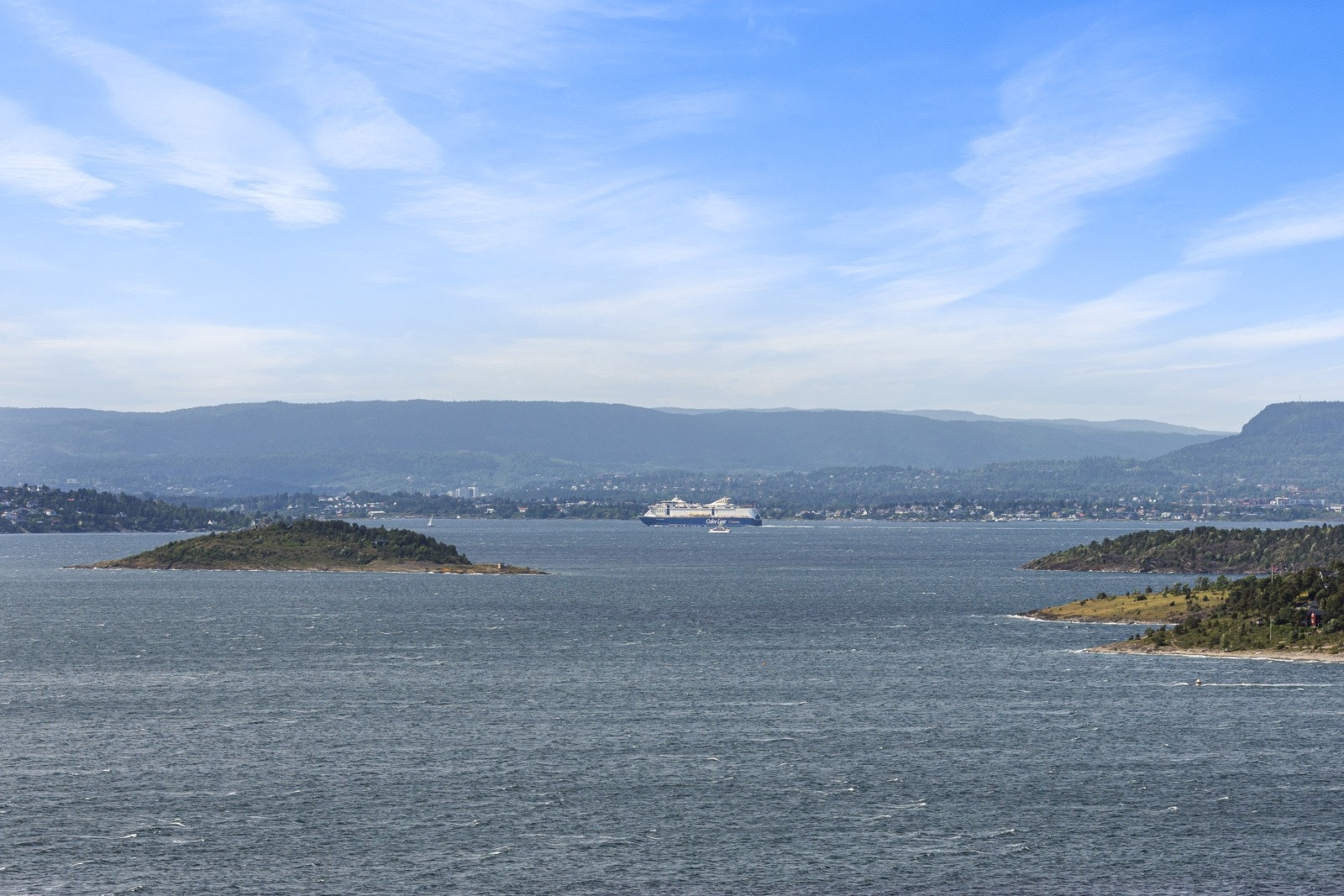 Fra terrassene er det utsikt over fjorden og byen, innseilingen og de idylliske øyene og holmene. Galleribilde
