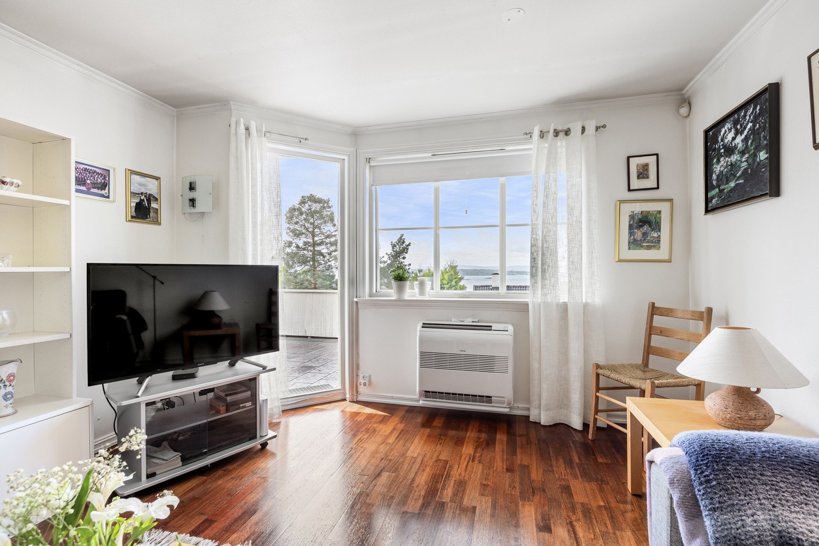 Rommet har fjordutsikt og utgang til en vestvendt terrasse på ca. 22 kvm, som deles med én nabo. Galleribilde