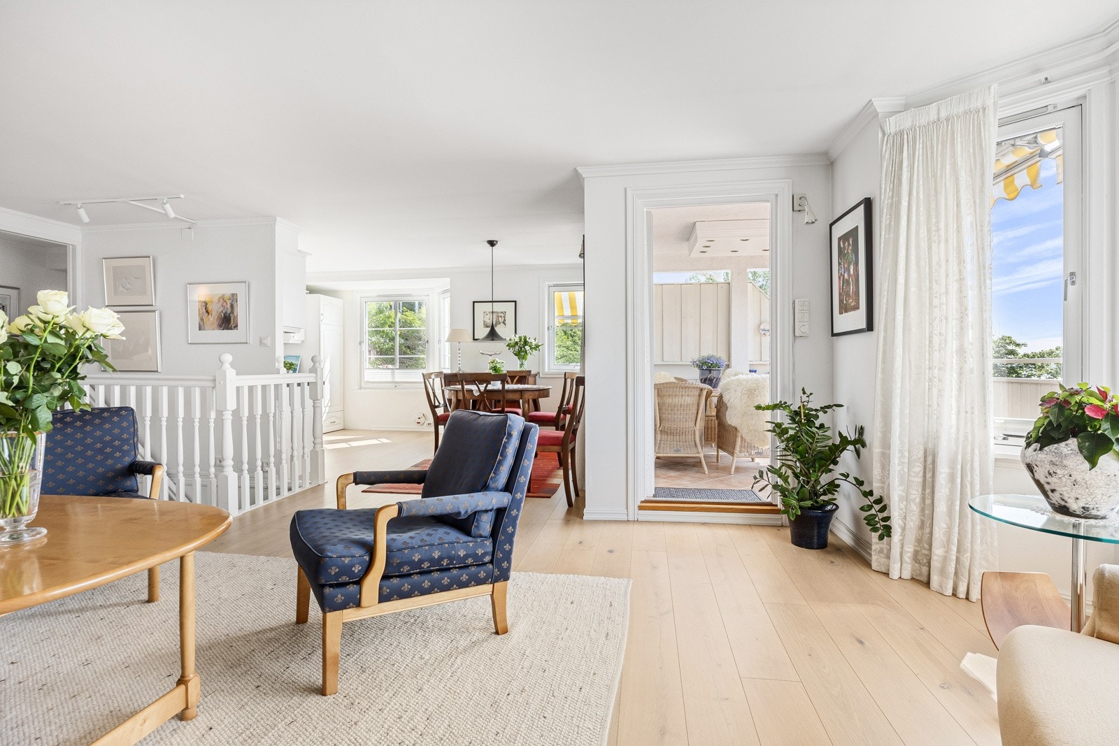 Terrassen gir en deilig forlengelse av stuen i sommerhalvåret. Galleribilde