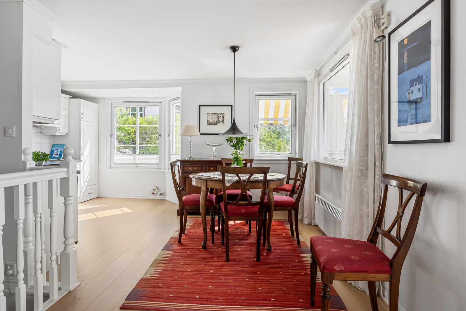 Et lyst og trivelig hjørnekjøkken med nydelig fjordpanorama. Galleribilde