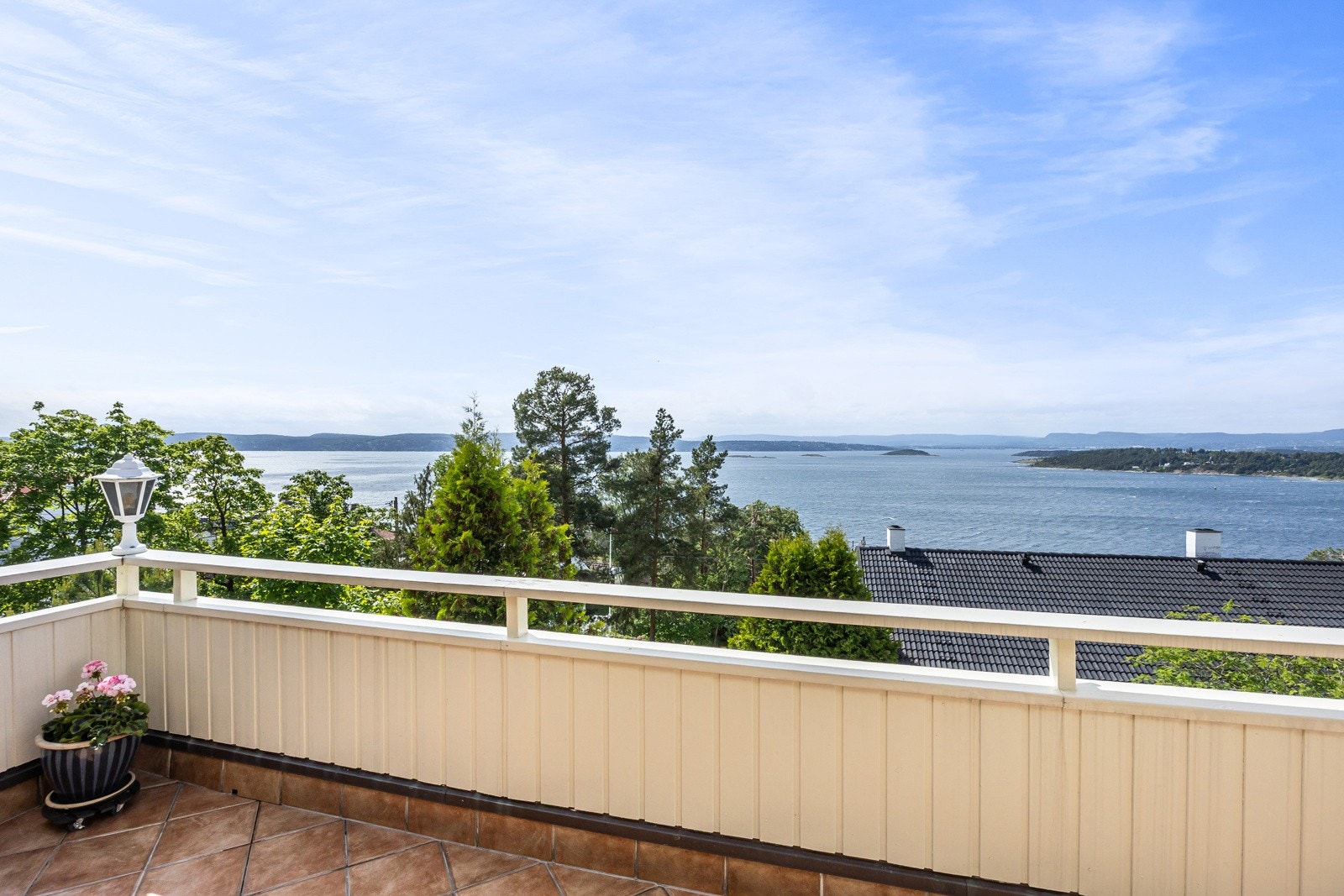 Panoramaet er vidstrakt med fjord så langt øyet kan se. Galleribilde