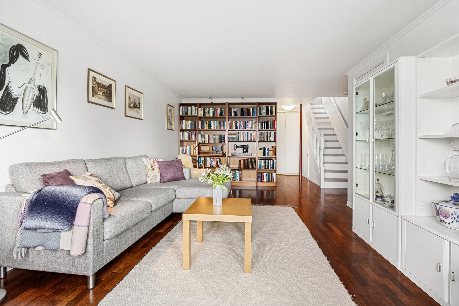 Kjellerstuen har god plass til tv-lounge og annet møblement, noe som gir ekstra spillerom og privatliv i hverdagen. Galleribilde