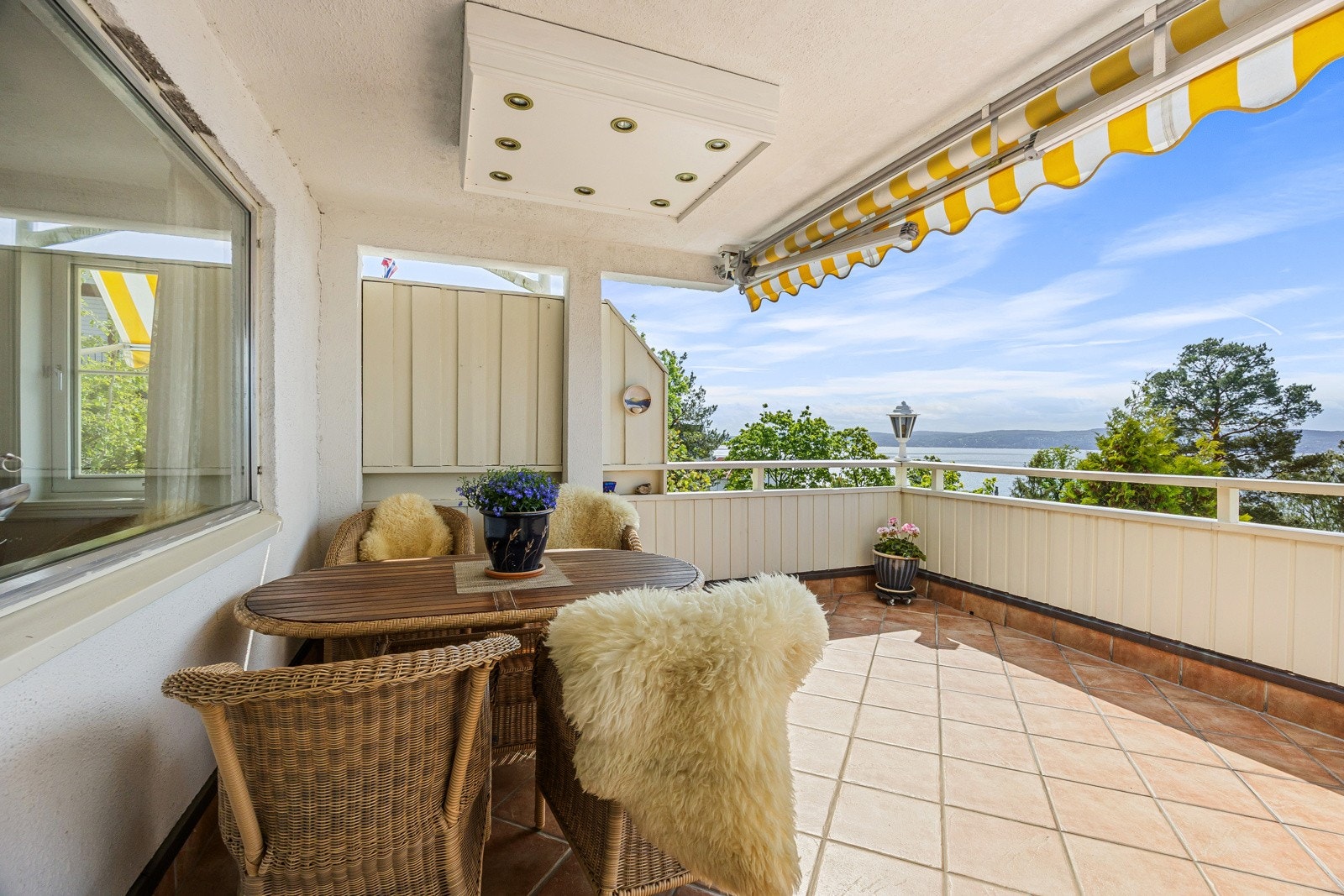 Terrassen har lettstelt dekke med fliser og god plass til møblering både på åpen del og under tak. Galleribilde