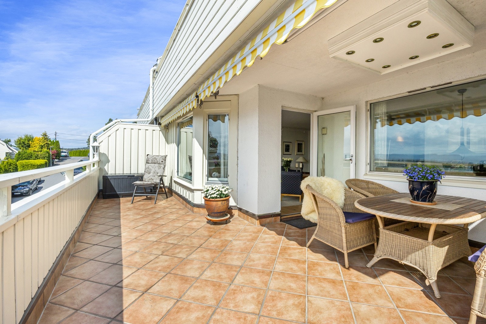 Uteplassen er usjenert og solrik med skjermende levegger på sidene, markise og noe overbygg. Galleribilde