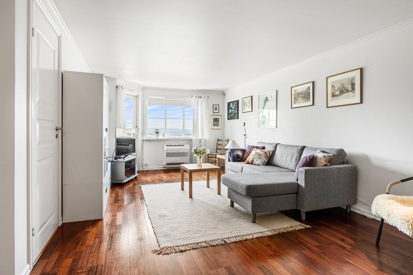 Leiligheten har en romslig planløsning, fin rominndeling, noe moderniseringsbehov og stort potensial. Galleribilde