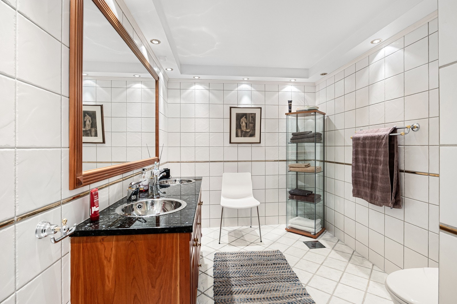 Leiligheten har to eldre, flislagte bad. Badet i underetasjen ligger direkte tilknytte soverommet. Galleribilde