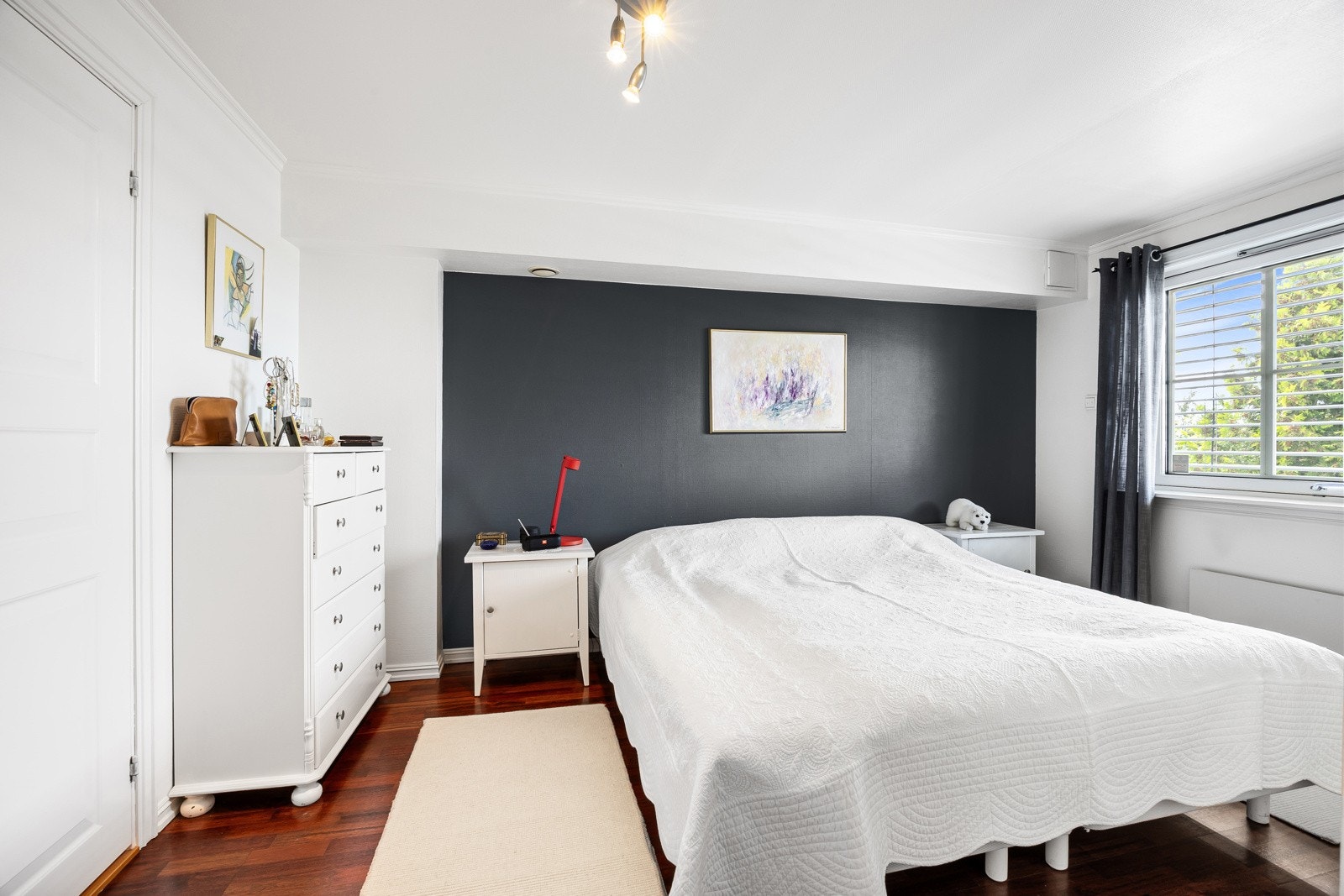 Soverommet er lyst og romslig med vestvendt vindu og god plass til dobbeltseng. Galleribilde