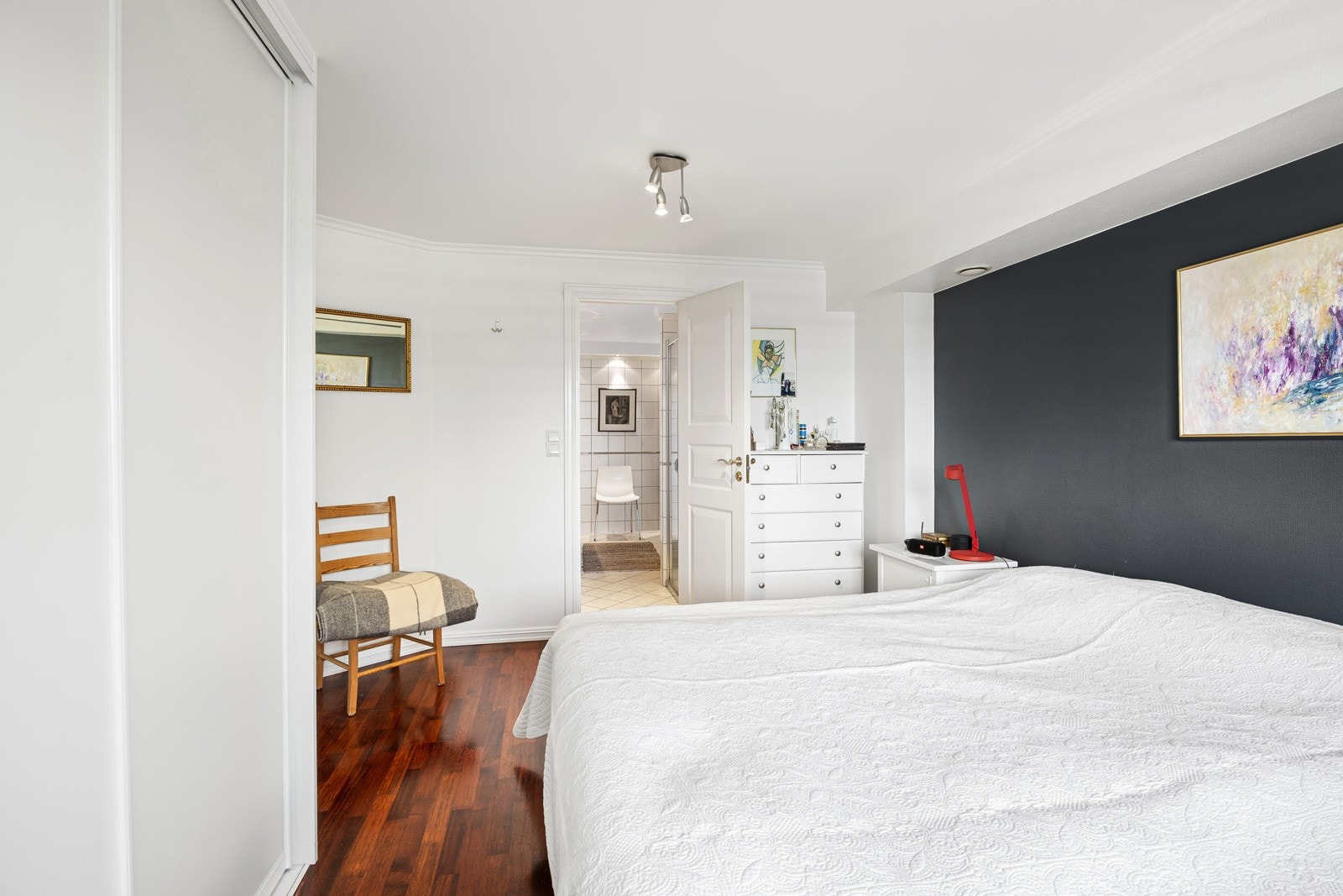 Fra soverommet er det direkte adkomst til badet og utgang til trappegangen i underetasjen. Galleribilde