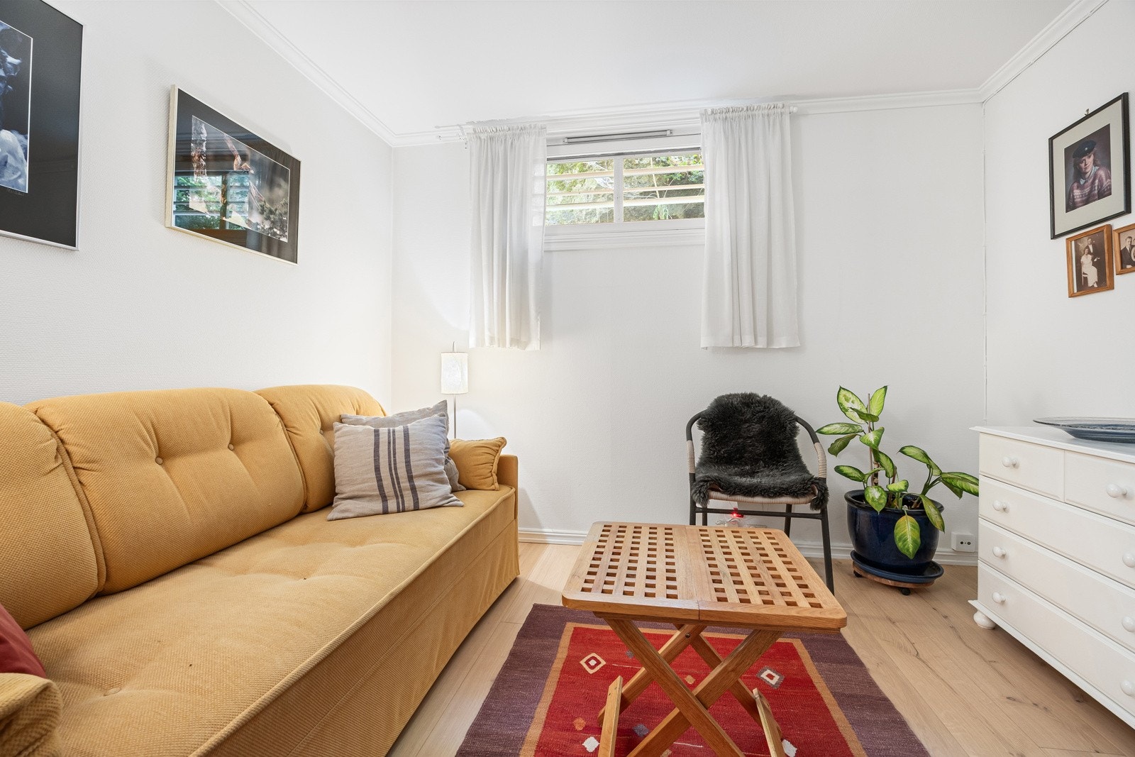 I første etasje er det innredet et arbeidsrom med høytsittende vindu mot øst og enstavs laminatgulv. Galleribilde