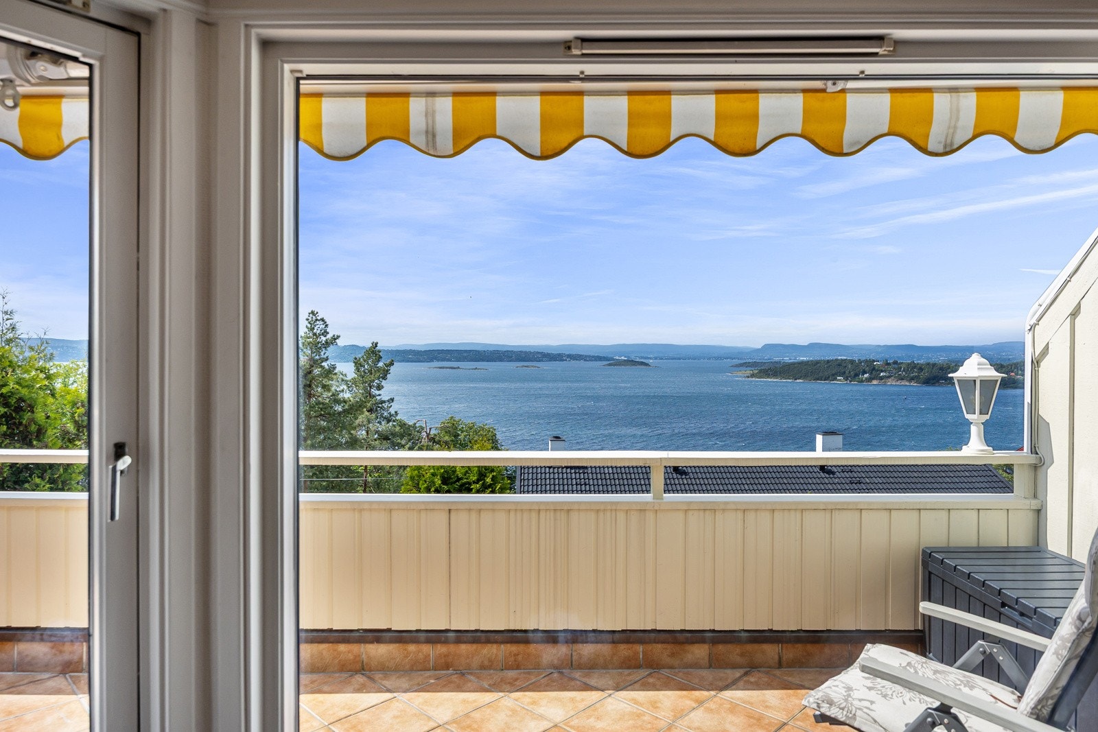 Utsikten trekkes godt inn i stuen og gir en enorm frihetsfølelse. Galleribilde