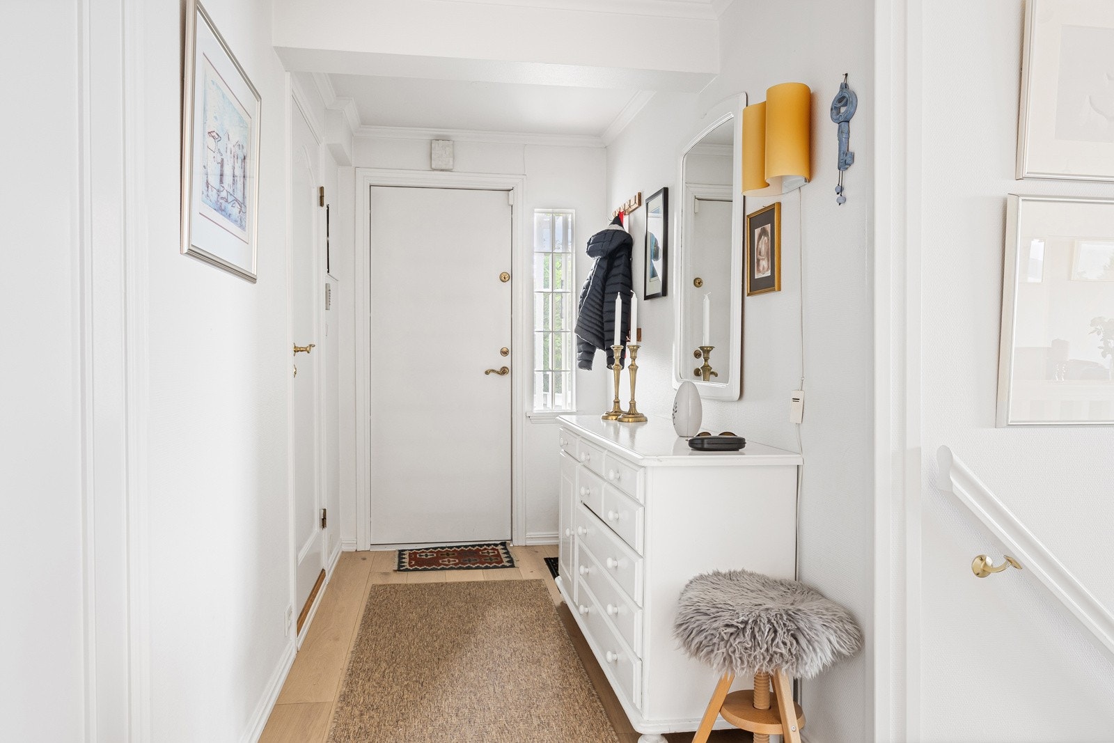 Leiligheten har privat inngang fra siden av bygget, til en lys entré i første etasje. Galleribilde