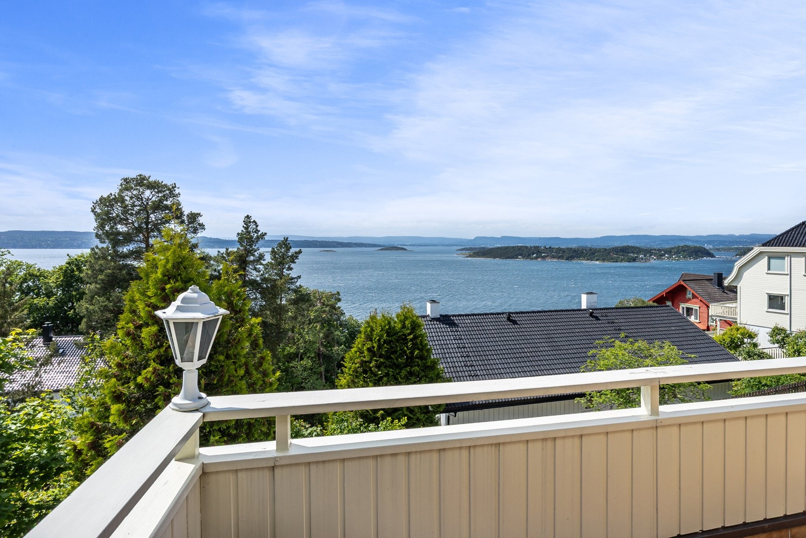 Utsikten strekker seg vidt over Oslofjorden, øyene og byen. Vestvendt plassering gir nydelige solnedganger over fjorden. Galleribilde