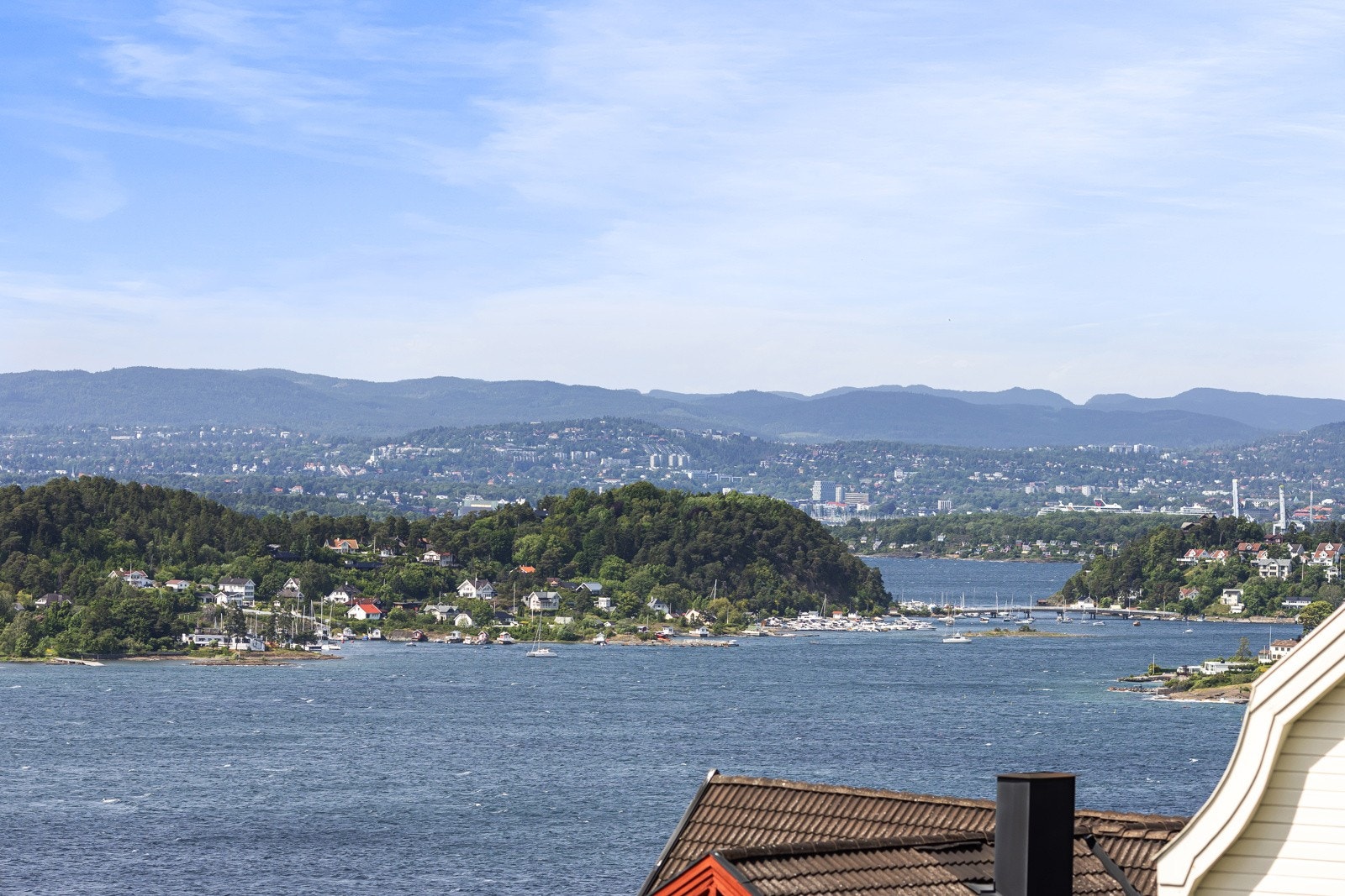 Utsikten er ren idyll, maritimt og vakkert, og nærmest magisk på kvelden når bylysene tennes. Galleribilde
